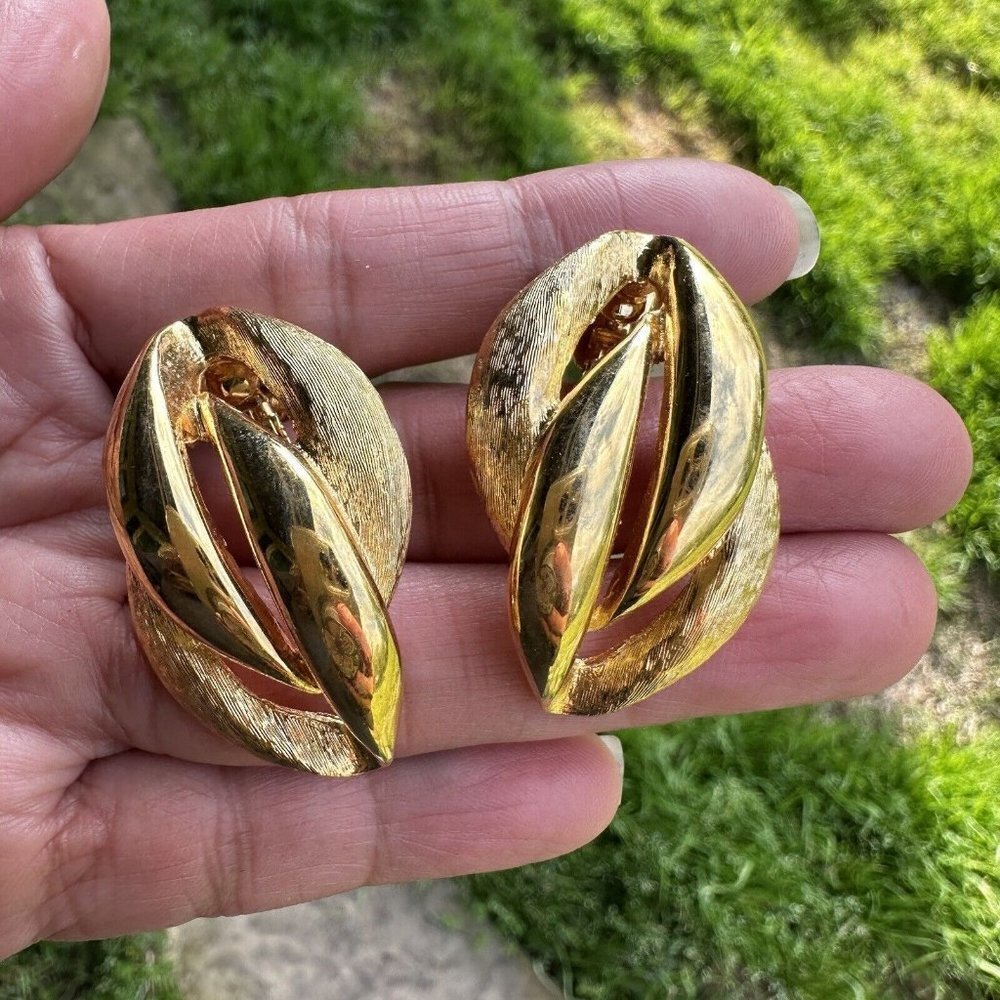 VTG Napier Earrings 1.5 Inch‎ Swirl Ribbed Brushed Gold Plated Screw Back Retro